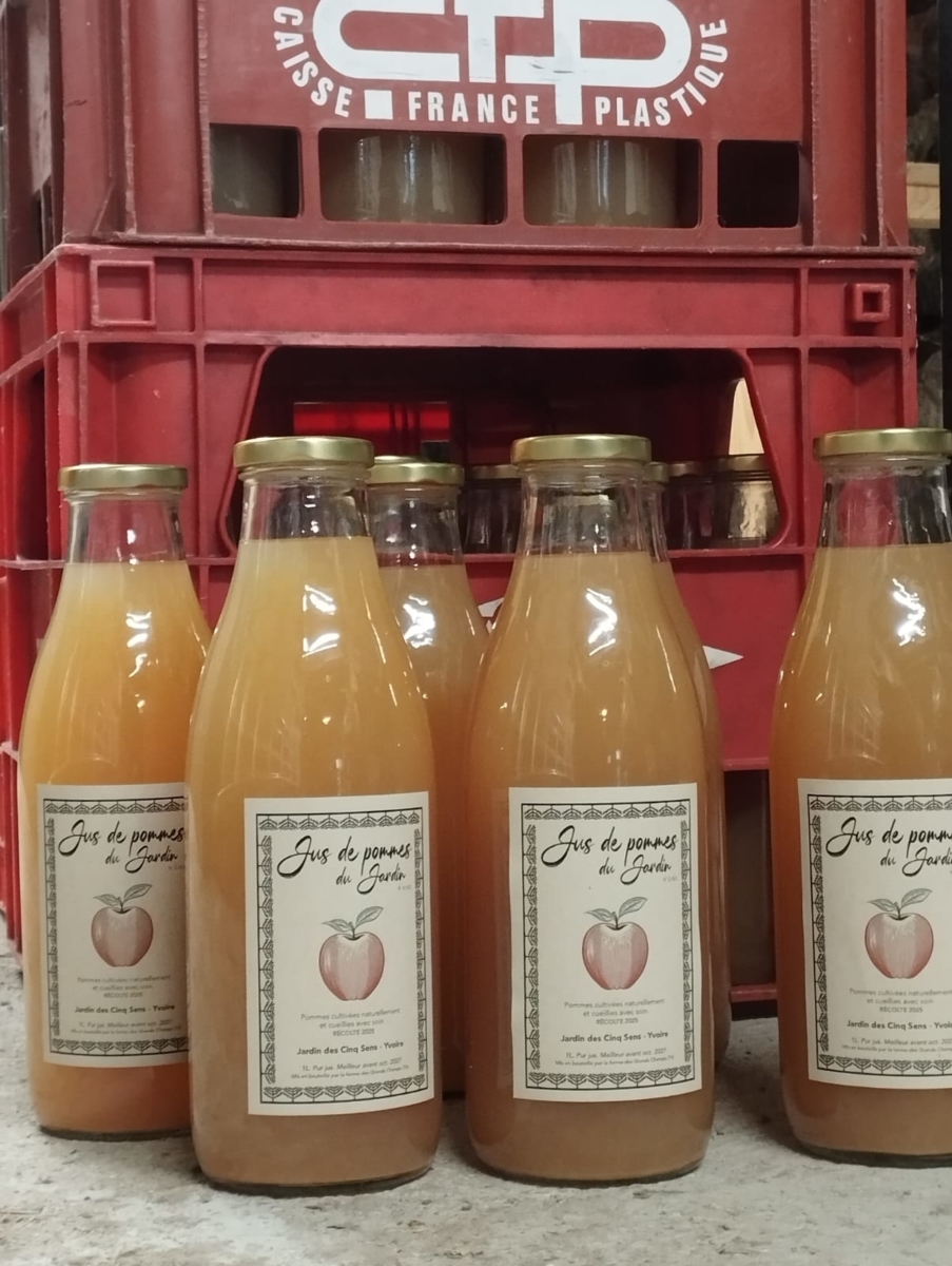 Bouteilles de jus de pomme maison du Jardin des Cinq Sens