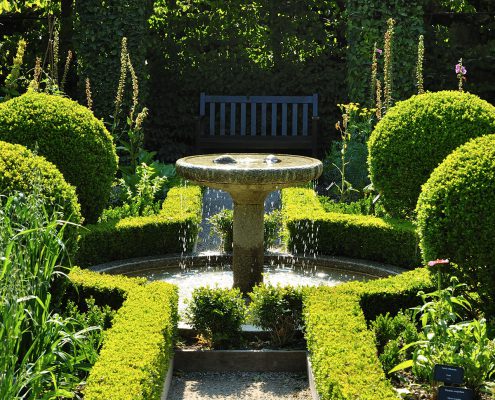 Fontaine au coeur du cloître de verdure du Jardin des Cinq Sens - Yvoire