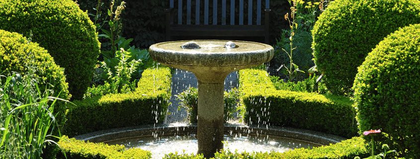 Fontaine au coeur du cloître de verdure du Jardin des Cinq Sens - Yvoire